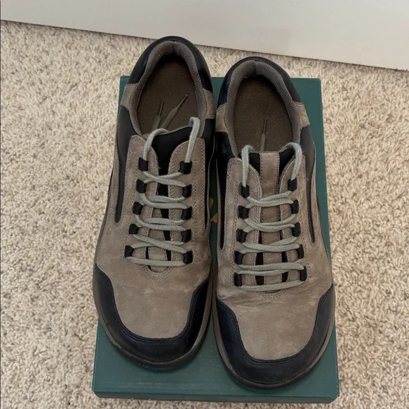 NEW Clarks Black and Stone Tan Sneakers Tennis Shoes size 10 - Picture 3 of 6